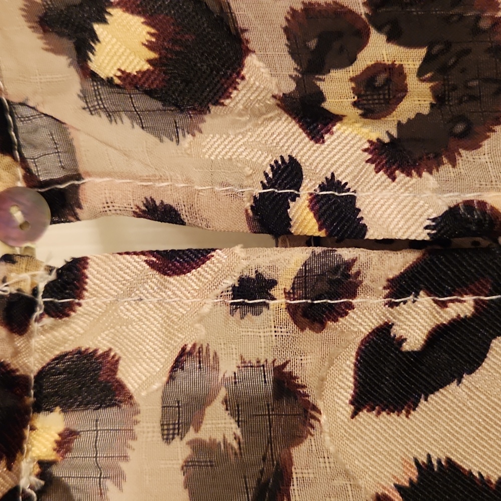 Beautifil Entro Leopard and Tan Blouse, Flowy Sleeves Gather At Wrist - Picture 7 of 13